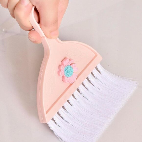 New Small Pink Dustpan with Adorable Flower & White Soft Bristles - Picture 4 of 8